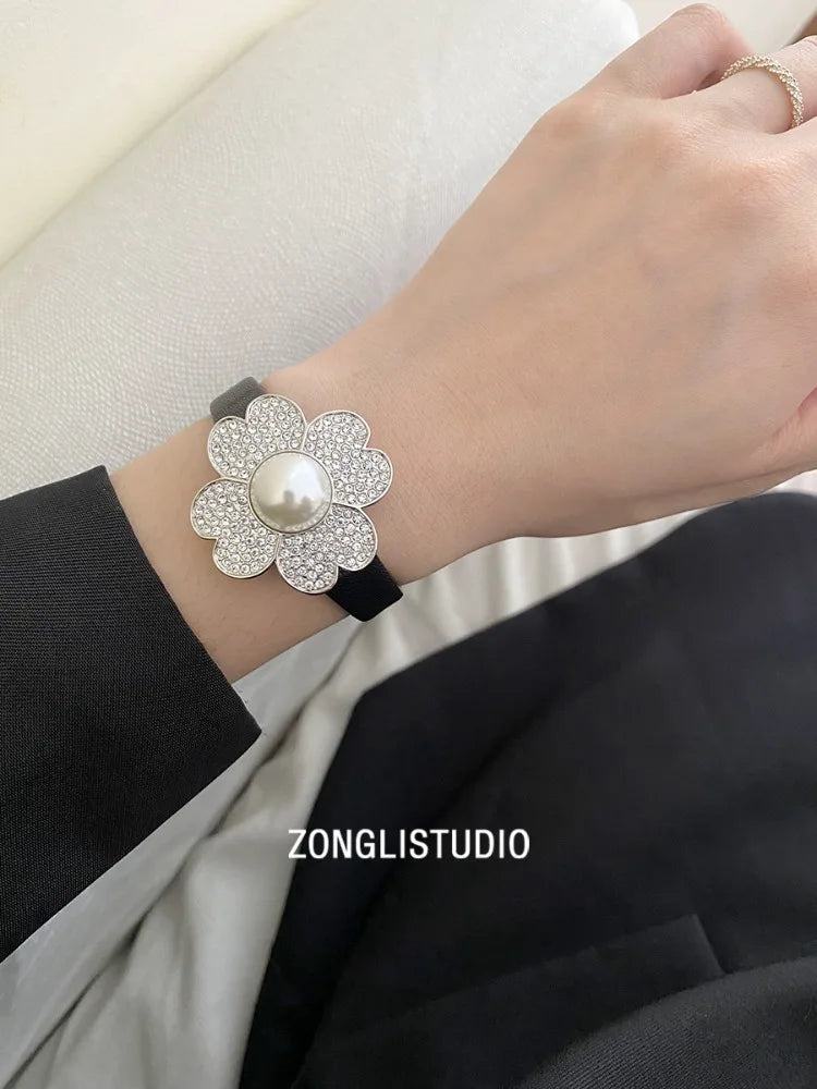 Luxury retro women's watch, exquisite lidded quartz watch, fashionable waterproof leather retro women's watch